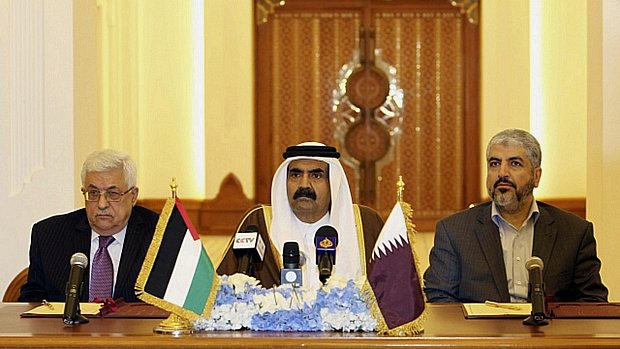 Mahmoud Abbas e Khaled Meshaal, sentados na mesa de negociação com o emir Hamad bin Khalifa Al-Thani