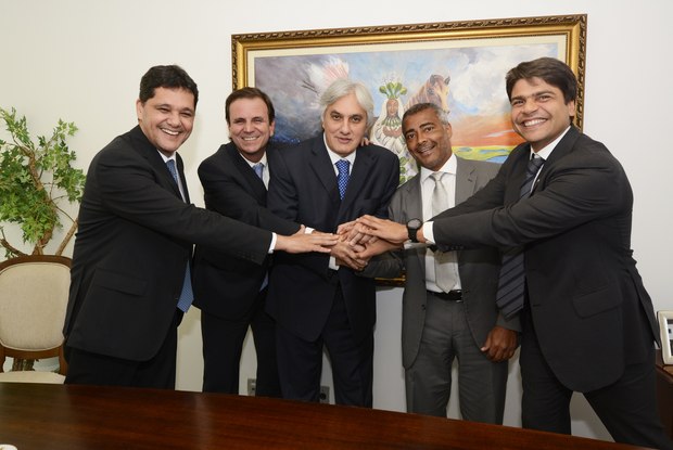 Uma estranha reunião que tinha a presença de Romário e o prefeito do Rio, Eduardo Paes