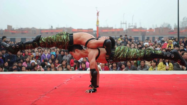 Acrobatas durante apresentação em festival no condado de Linquan, na província de Anhui, na China