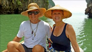 O casal Jean e Scott Adam, que tinham iniciado uma viagem ao redor do mundo em dezembro de 2004