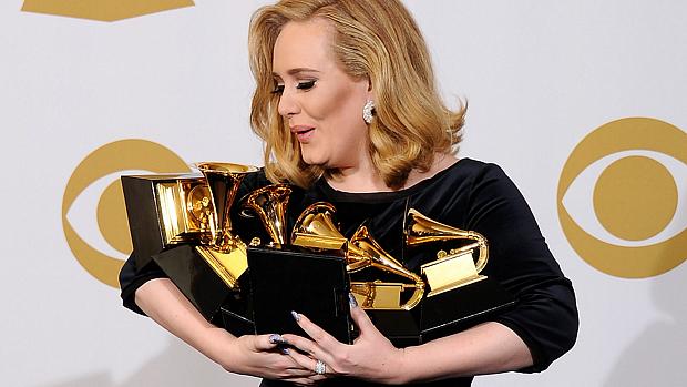 Adele exibe suas seis premiações no Grammy 2012