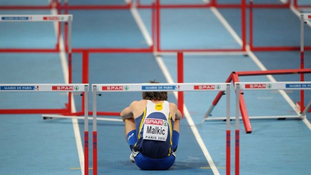 Em Paris, o bósnio Adnan Malkic lamenta após a queda durante os 60 metros com barreiras na final do Campeonato Europeu de Atletismo