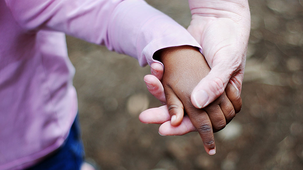 Número de casais que não têm preferência pela cor da criança na hora de adotar subiu mais de 10%