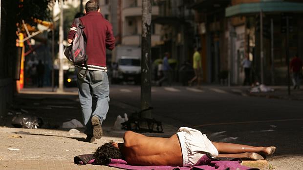 Adolescente dorme na Rua Vitória, na região da Cracolândia, em São Paulo