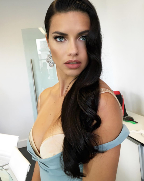 A top Adriana Lima se prepara para o evento Fragrance Foundation Awards