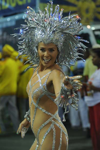 Adriane Galisteu desfilou pela Unidos da Tijuca, no Rio de Janeiro