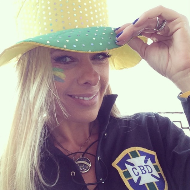 Apresentadora Adriane Galisteu torce pelo Brasil com chapéu de cowboy