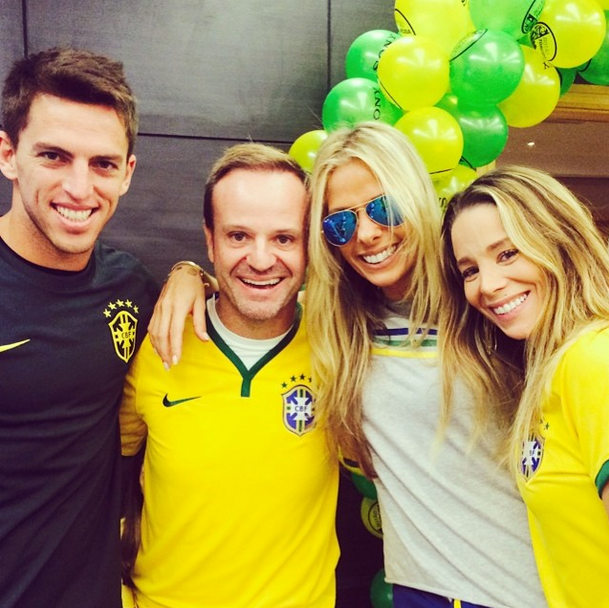 Adriane Galisteu publica foto com Rubens Barrichello e Danielle Winits torcendo para o Brasil na Copa do Mundo 2014.