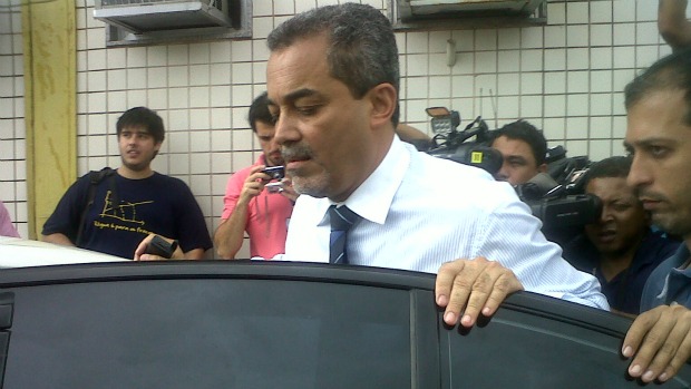 O delegado Fernando Reis entra no carro do jogador Adriano para fazer medições junto com peritos do Instituto Carlos Éboli