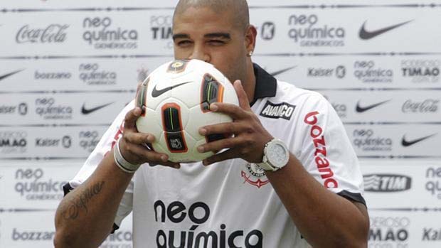 Adriano: 'feliz' com a camisa do Corinthians
