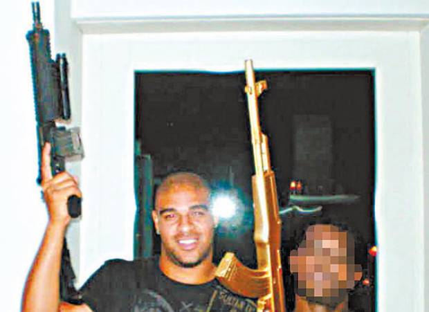 Craque empunha, segundo a assessoria, uma arma de paintball