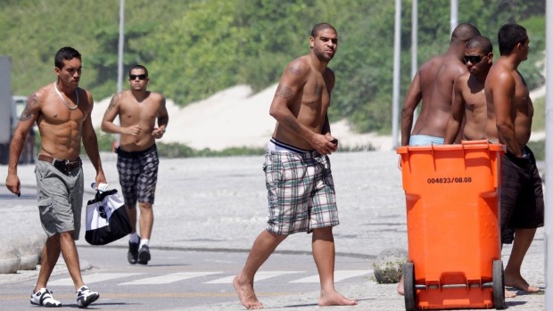 Adriano, na praia do Recreio dos Bandeirantes, com amigos, em dezembro de 2010