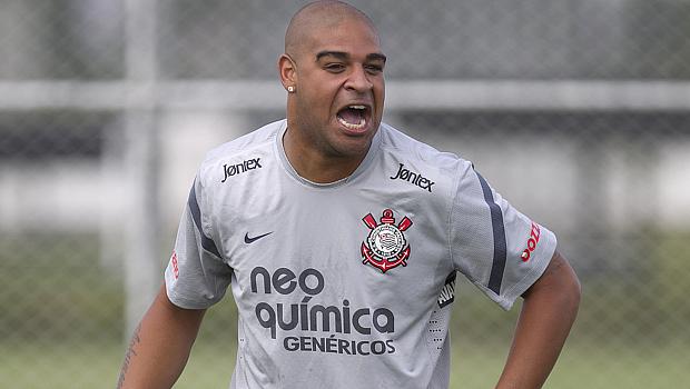 Adriano precisa melhorar seu condicionamento físico para voltar a atuar pelo Corinthians