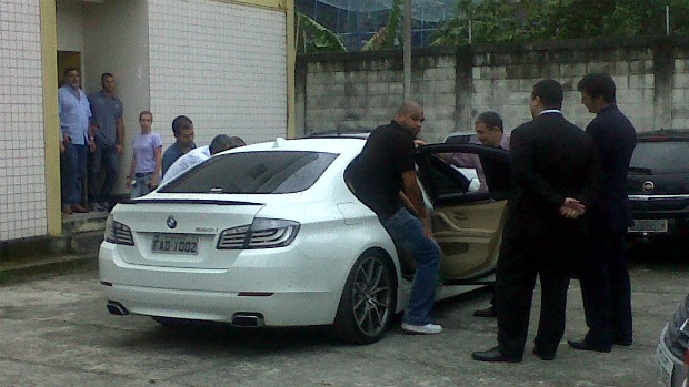 Adriano participa da reconstituição da cena em que Adriene Cyrillo foi atingida por um tiro dentro do BMW do jogador