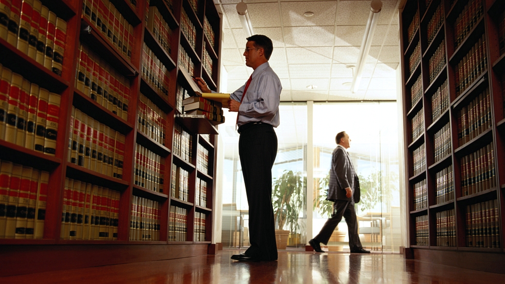 advogado consulta livro em biblioteca