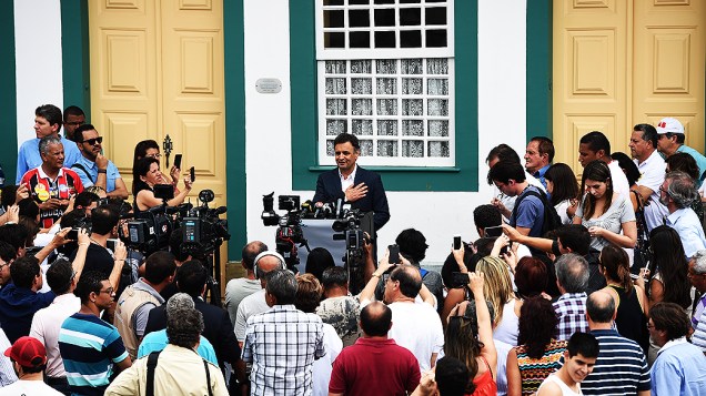 O candidato à Presidência da República pelo PSDB, Aécio Neves durante campanha neste domingo (28), em São João del-Rei, Minas Gerais