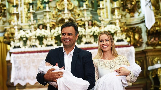 O candidato à Presidência da República pelo PSDB, Aécio Neves, e a esposa Letícia Weber batizaram os filhos gêmeos neste domingo (28), em São João del-Rei, Minas Gerais