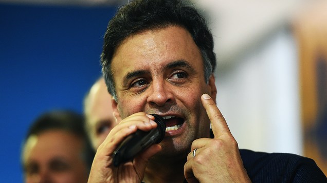 O candidato à Presidência da República pelo PSDB, Aécio Neves, durante campanha neste domingo (28), em São João del-Rei, Minas Gerais
