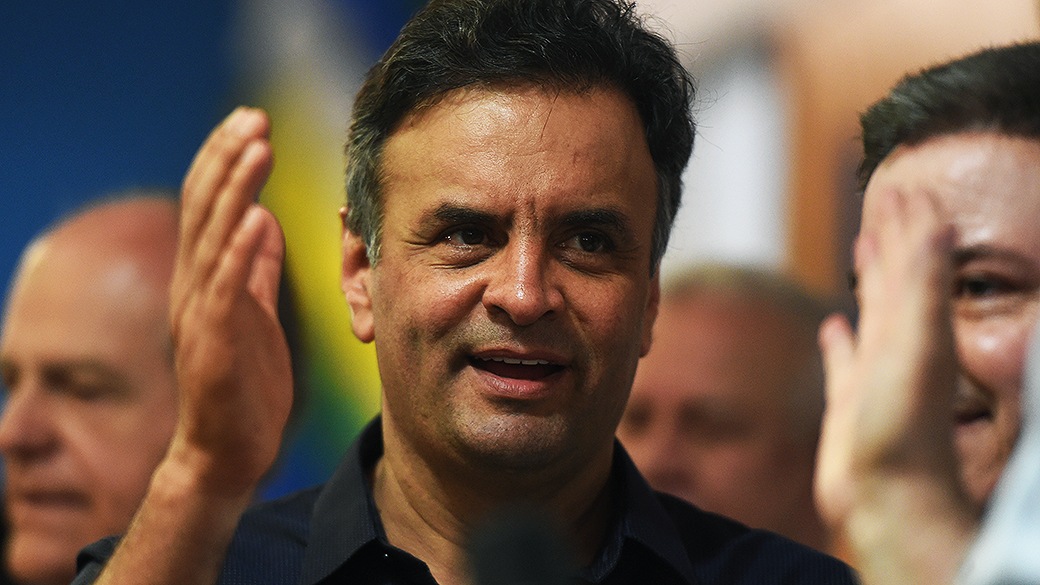 O candidato à Presidência da República pelo PSDB, Aécio Neves durante campanha neste domingo (28), em São João del-Rei, Minas Gerais