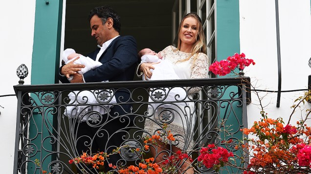 O candidato à Presidência da República pelo PSDB, Aécio Neves, e a esposa Letícia Weber batizaram os filhos gêmeos neste domingo (28), em São João del-Rei, Minas Gerais