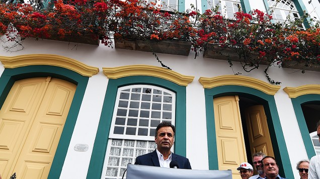 O candidato à Presidência da República pelo PSDB, Aécio Neves, durante campanha neste domingo (28), em São João del-Rei, Minas Gerais