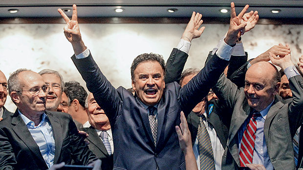 VOLTA POR CIMA – Aécio Neves, cercado por correligionários no encontro que marcou o reinício de sua campanha, em Brasília