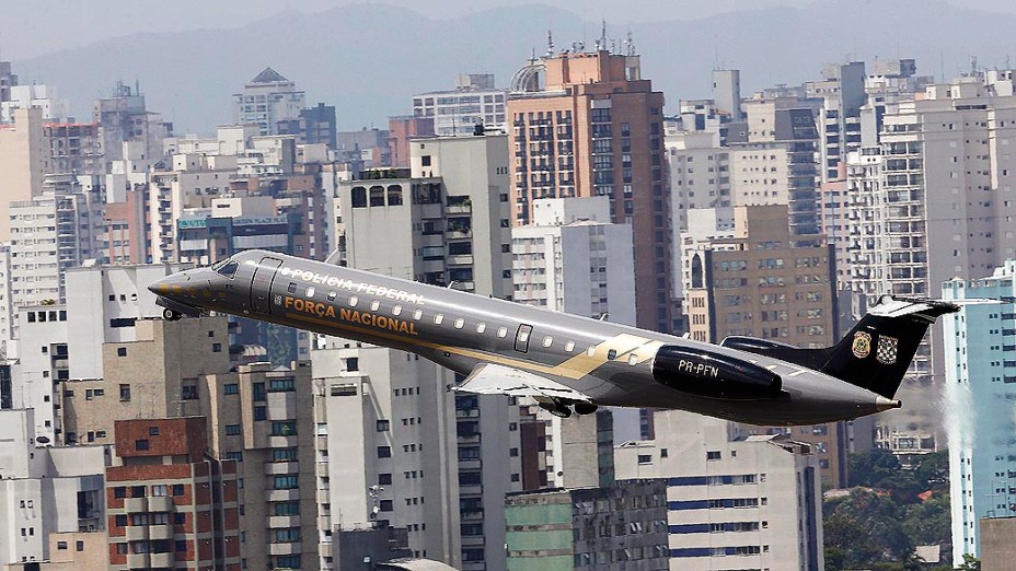 Aeronave da Polícia Federal transporta condenados no mensalão