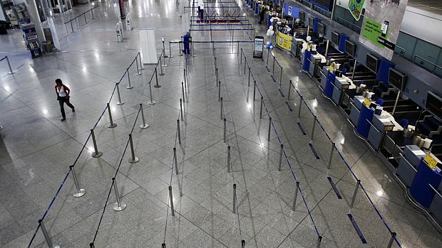 Aeroporto de Atenas fica vazio em decorrência da greve que paralisa o país nesta quarta