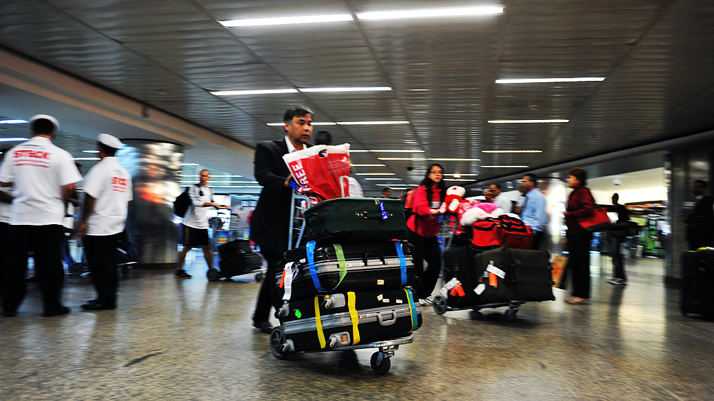 Movimentação de passageiros no desembarque do Aeroporto Internacional de Guarulhos (Cumbica), em São Paulo