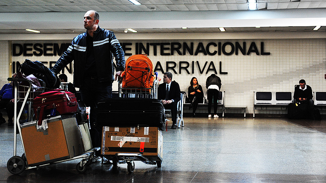 Movimentação de passageiros no desembargue do Aeroporto Internacional de Guarulhos (Cumbica), em São Paulo