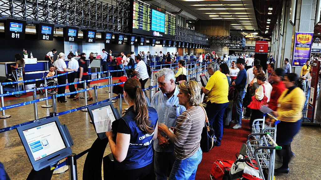 Movimentação de passageiros no saguão do Aeroporto Internacional de Guarulhos (Cumbica), em São Paulo
