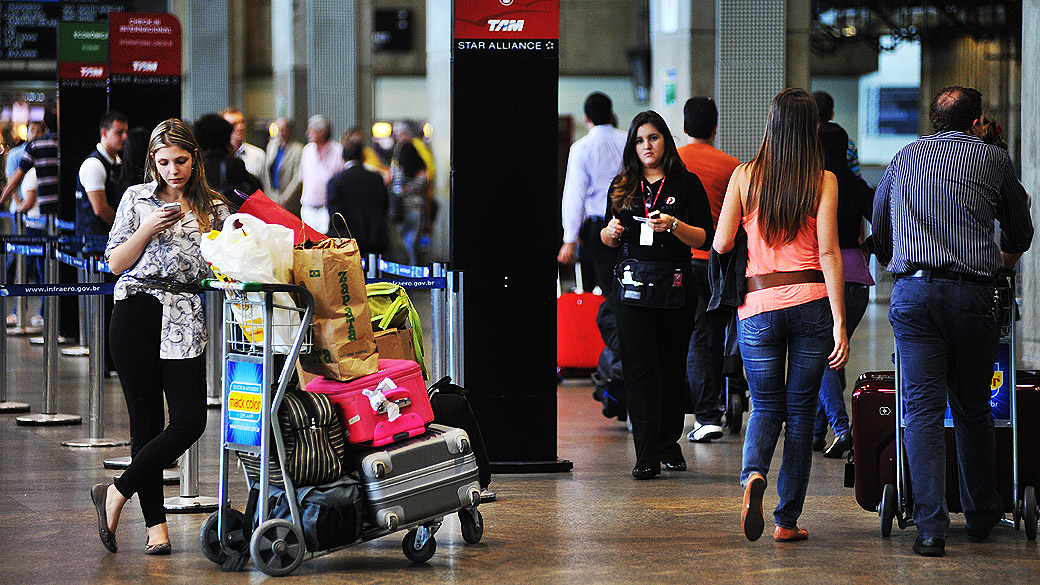 Movimentação de passageiros no saguão do Aeroporto Internacional de Guarulhos (Cumbica), em São Paulo