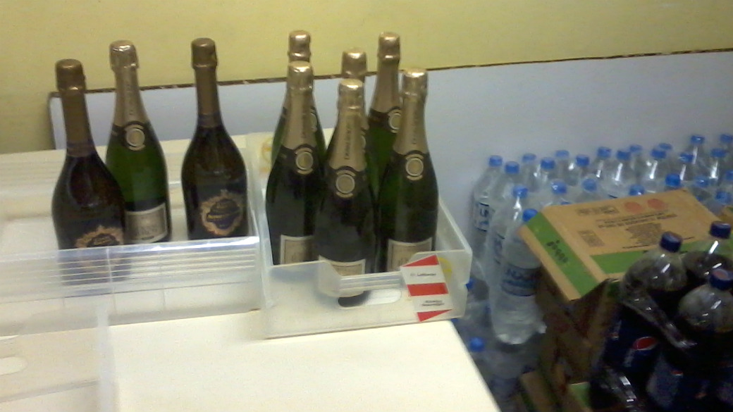 Champagne e refrigerantes desviados pela quadrilha que atua dentro do Galeão