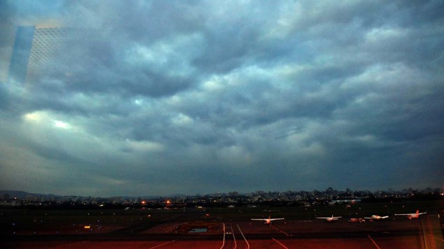 Aeroporto Internacional Salgado Filho, em Porto Alegre. Voos foram cancelados por causa do avanço da nuvem de cinzas do vulcão chileno Puyehue, que ocupa 70% do Rio Grande do Sul
