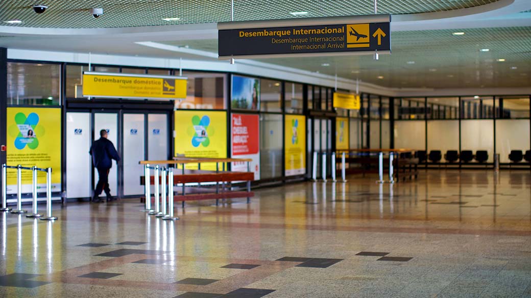 Setor de desembarque do Aeroporto Internacional Salgado Filho, em Porto Alegre