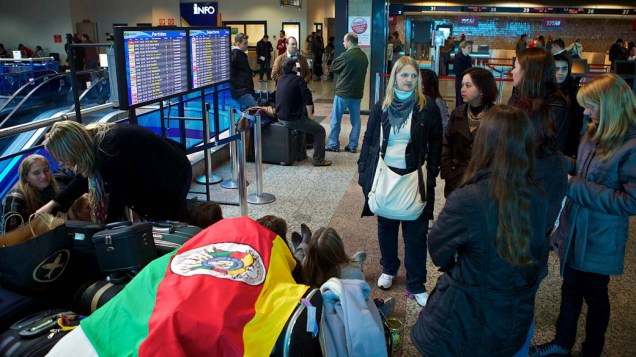 Passageiros aguardam no Aeroporto Internacional Salgado Filho, em Porto Alegre. Voos foram cancelados por causa do avanço da nuvem de cinzas do vulcão chileno Puyehue, que ocupa 70% do Rio Grande do Sul