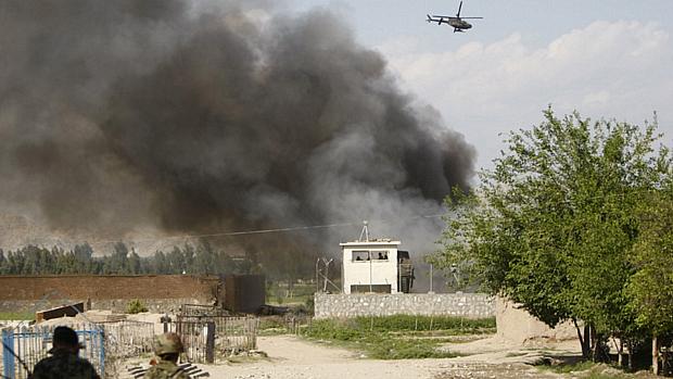 Helicóptero sobrevoa local de ataques em Jalalabad