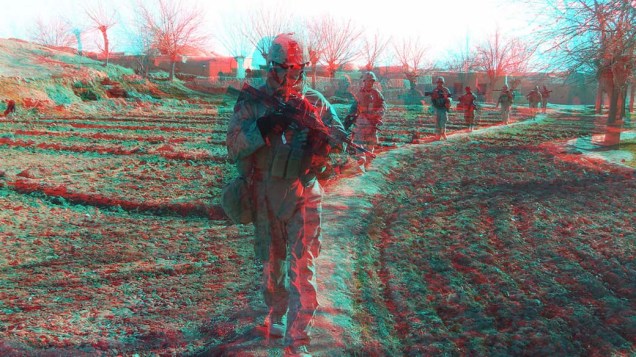 Em imagem 3D, fuzileiros navais americanos na cidade de Musa Qala, Afeganistão