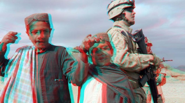 Em imagem 3D, meninos afegãos durante operação dos fuzileiros navais americanos na cidade de Musa Qala, Afeganistão