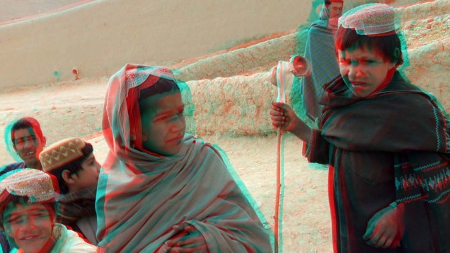 Em imagem 3D, meninos afegãos na cidade de Musa Qala, Afeganistão