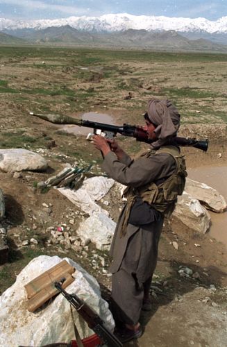 Mujahedeen, combatente muçulmano contrário à incursão da URSS, aponta arma em direção a Cabul, em abril de 1992.