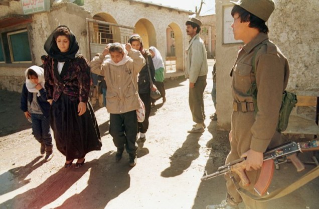 Garotas deixam escola em Cabul fechada por causa da guerra, em março de 1995.