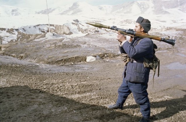 Militar afegão vigia campo nos arredores de Cabul, em abril de 1989, durante a retirada dos russos.