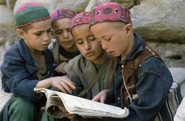 Garotos leem o Corão em Badahkshan, em 1986.