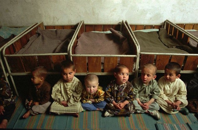 Crianças em orfanato em Cabul, em abril de 1996.