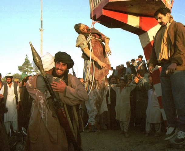 Radicais islâmicos do Talibã celebram o enforcamento do presidente Najibullah (à esq.) e de seu irmão, Shahpur Ahmedzai, em setembro de 1996, em Cabul.