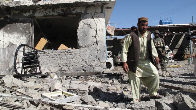 Destroços após ataque suicida, no Afeganistão