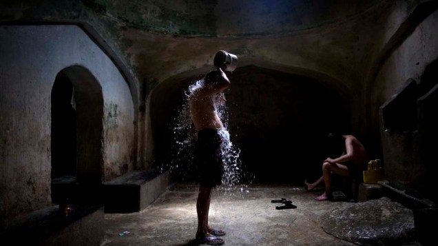 Homem utiliza banho público em Cabul, no Afeganistão