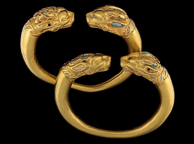 Par de braceletes de ouro e turquesa, com cabeças de leão. Peças do Museu Nacional do Afeganistão