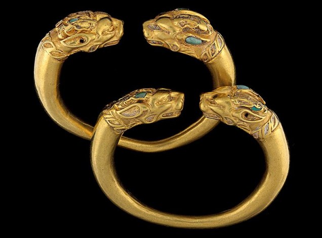 Par de braceletes de ouro e turquesa, com cabeças de leão. Peças do Museu Nacional do Afeganistão Par de braceletes de ouro e turquesa, com cabeças de leão. Peças do Museu Nacional do Afeganistão